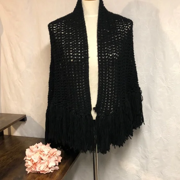 VINTAGE Crocheted Shawl - Picture 4 of 7